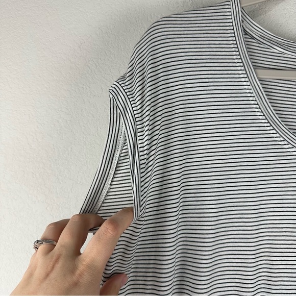 Athleta White Black Striped Cloudlight Stratus Short Sleeve Tee Size Medium - Picture 2 of 6